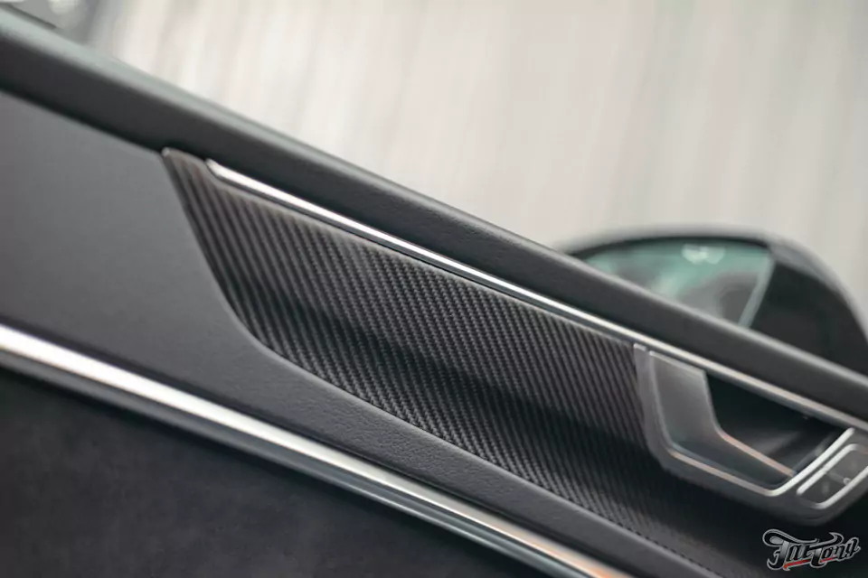 Классический карбон под матовым лаком в салоне Audi A7 и комплекс детейлинг-услуг